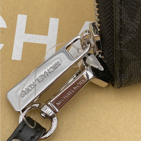 Michael Kors Jet Set Travel Large
Flat Zip MF Phone Case Wristlet
Wallet - Picture 8 of 11